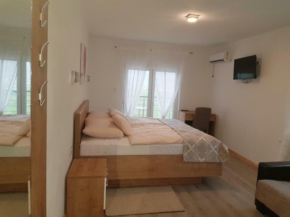 House Delic Hotel Vrhovine Ngoại thất bức ảnh